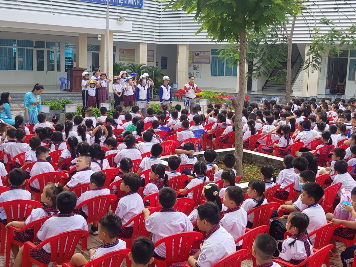 Hướng dẫn kiến thức ATGT tại Trường TH Nguyễn Việt Hồng-Nhà Bè